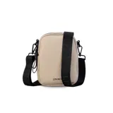 Bandolera de cuero sintético color negro, con doble cierre superior y correa de galón ajustable. Incluye un bolsillo interior de fácil acceso.