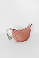 Bandolera en color crudo con diseño minimalista y correa ajustable.