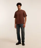 Remera marrón de corte boxy, cuello redondo y manga corta.