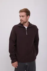 Sweater marrón de punto con cuello alto y cierre de cremallera metálica.