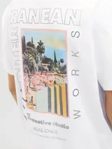 Remera blanca de algodón con cuello redondo y manga corta. Estampado en el frente con imagen de playa y texto "Mediterranean Works, The Creative Studio, Jack & Jones".
