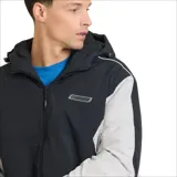 Campera con capucha Rusty Remus, color negro con mangas grises y logo de la marca en el pecho.