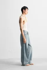 Pantalón de jean gris oscuro, de corte holgado y amplio en toda la pierna. Tiro medio y tejido rígido.