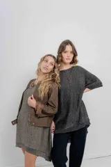 Vestido-buzo tejido oversize jaspeado con escote redondo, mangas amplias tipo murciélago y terminaciones acanaladas en ruedo y puños.