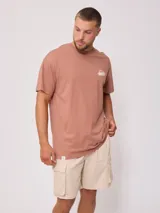 Remera negra de algodón con estampado del logo de la marca Rusty en el frente.