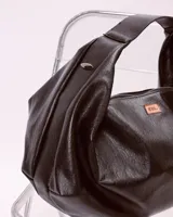 Bolso marrón oscuro de cuero sintético con forma ovalada y asa corta.