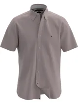 Camisa de algodón con diseño de rayas verticales, cuello con botones y logo bordado.