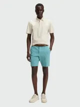 Shorts de vestir para hombre, color azul marino, de corte recto y largo por encima de la rodilla. Presenta cierre frontal con botón y cremallera, y bolsillos laterales y traseros.