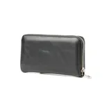 Billetera negra de símil cuero con cierre perimetral y logo XL plateado en el frente. Cuenta con 10 compartimentos internos y un bolsillo con cierre.