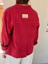 Chaqueta color marrón claro de lino y algodón, con cuello mao, cierre frontal con botones de madera y bolsillos laterales.