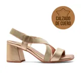 Sandalias de cuero color dorado con tiras cruzadas y taco bloque.