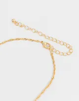 Cadena dorada con dije de strass y corazón de metal.