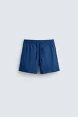 Short de baño azul con cintura elástica ajustable con cordón, bolsillos laterales y bolsillo trasero de plastrón.