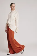 Pantalón de satén color ladrillo, de corte palazzo y tiro alto.