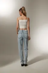 Pantalón de jean celeste con pequeños apliques brillantes.