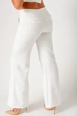 Pantalón blanco de corte ancho, confeccionado en tejido suave con ligeramente elástico.