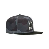 Gorro New Era 59FIFTY con diseño de camuflaje en tonos grises y visera negra. Presenta el logo de los Detroit Tigers bordado en el frente.