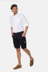 Bermuda cargo gris con cinturón, confeccionada en tejido de algodón con elasticidad, con bolsillos laterales y detalles en bolsillos traseros con solapa.