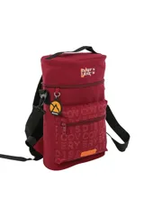 Mochila matera cilíndrica color negro, con correa ajustable y asa superior. Presenta un bolsillo frontal con textura en relieve con las palabras "DISCOVERY" y "COV" repetidas, y un parche rectangular rojo con la palabra "Discovery" en la parte inferior. En la parte superior tiene coordenadas geográficas impresas en rojo.