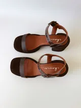 Sandalias de cuero color chocolate, con plataforma y hebilla.