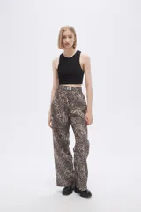 Pantalón ancho de algodón con estampado animal print en tonos marrones y cintura elastizada.