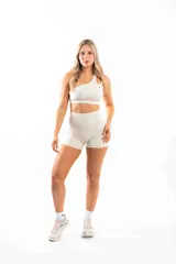 Short deportivo color gris claro con cintura alta y logo de la marca en la parte trasera.