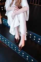 Ballerinas de terciopelo de seda granate con ribete dorado, plantilla interior de piel y cuña interna de 1,5 cm.