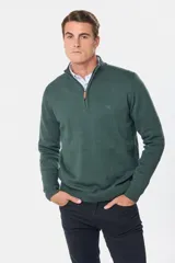 Sweater color beige de tejido de punto con cuello alto y cierre parcial con cremallera.