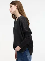 Sweater negro con textura brillosa, escote en V y manga larga.