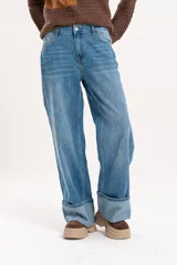 Jean wide leg de tiro medio, color azul claro, con botamanga amplia doblada.