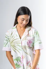 Conjunto de pijama de algodón a rayas verticales rosas y blancas, con detalles en celeste. Incluye camisa de manga corta con botones y bolsillo en el pecho, y shorts con cintura elástica.