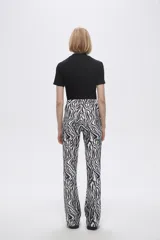 Calza acampanada con estampado animal print de leopardo en tonos marrones.