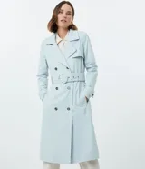 Campera trench coat celeste con cinturón estructurado con hebilla redonda y abotonado frontal doble. El modelo es cómodo y elegante, perfecto para componer looks en los días fríos.