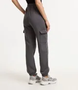 Pantalón jogger gris con bolsillos cargo laterales, cintura elastizada con cordón ajustable y puños ajustados.