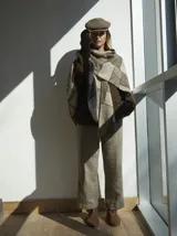 Ruana confeccionada con una mezcla de telas diseñadas exclusivamente por Don Baez. Tiene terminación de crochet hecho a mano.