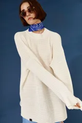 Sweater negro de punto con cuello redondo y corte oversize.