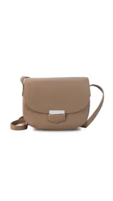 Bandolera pequeña de símil cuero color azul marino, con tapa curva y cierre metálico rectangular plateado. Incluye correa ajustable fina.