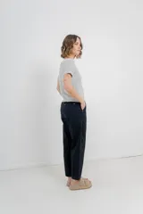 Pantalón relaxed fit color beige, confeccionado en algodón. Presenta cintura elastizada, bolsillos delanteros grandes y calce cómodo.