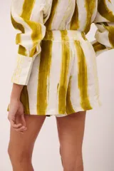 Short de lino italiano con estampado de peras, con bolsillos laterales y cintura elástica.