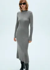 Vestido midi negro de tejido de punto acanalado, con cuello alto y mangas largas.