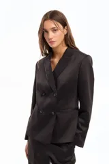 Blazer cruzado negro con calce adherente y detalle de hot fix en solapa, cuello y manga.