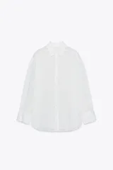Camisa blanca con rayas verticales, cuello solapa, manga larga y cierre frontal con botones.