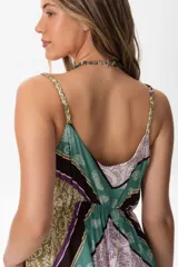 Chaleco largo abierto tipo solero con estampa exclusiva. Diseño sin mangas y tela liviana con caída.