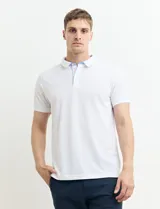 Chomba verde de piqué de algodón con cuello clásico y tapeta de dos botones. Logo bordado en el pecho.