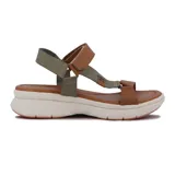 Sandalias de cuero color marrón claro, con plataforma blanca y ajuste con velcro.