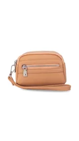 Monedero negro de simil cuero con correa para la mano, diseño práctico y compacto. Bolsillo principal con doble cierre, y un bolsillo frontal pequeño para llevar monedas.