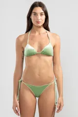 Bombacha de bikini color verde pistacho confeccionada en terciopelo reciclado con textura a rayas finas. Presenta un corte triángulo clásico con tiras laterales ajustables, terminadas con los dijes insignia de Polonio.