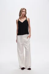 Musculosa blanca de bretel ancho con cuello en V y detalle de ojales metálicos en los tirantes. Corte al cuerpo.