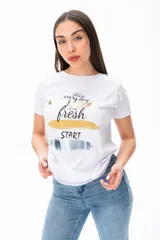 Remera blanca con estampado de pinceladas doradas, plateadas y negras, con la frase 'every day is a fresh start'.