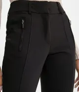 Pantalón skinny negro de la marca Cortelle, con cierre frontal y bolsillos laterales con cremallera. Presenta aberturas pequeñas en los tobillos.